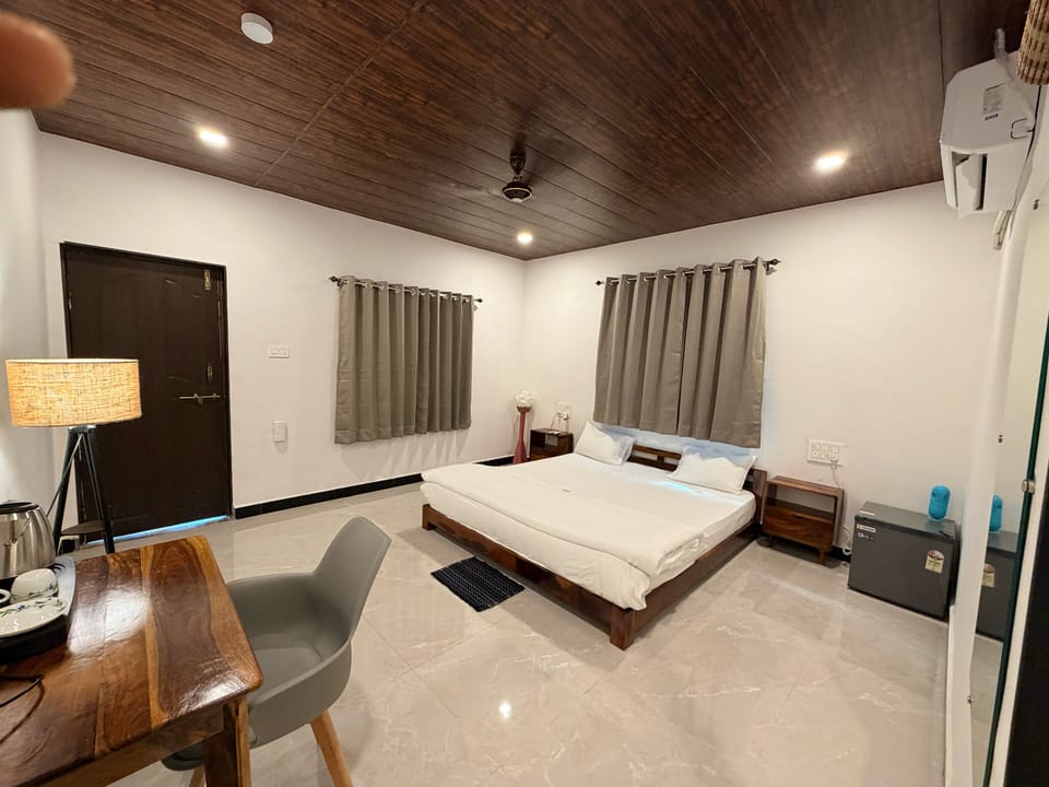Luxury Room, 1 King Bed, Non Smoking, Resort View | Premium bedding, down comforters, minibar, desk