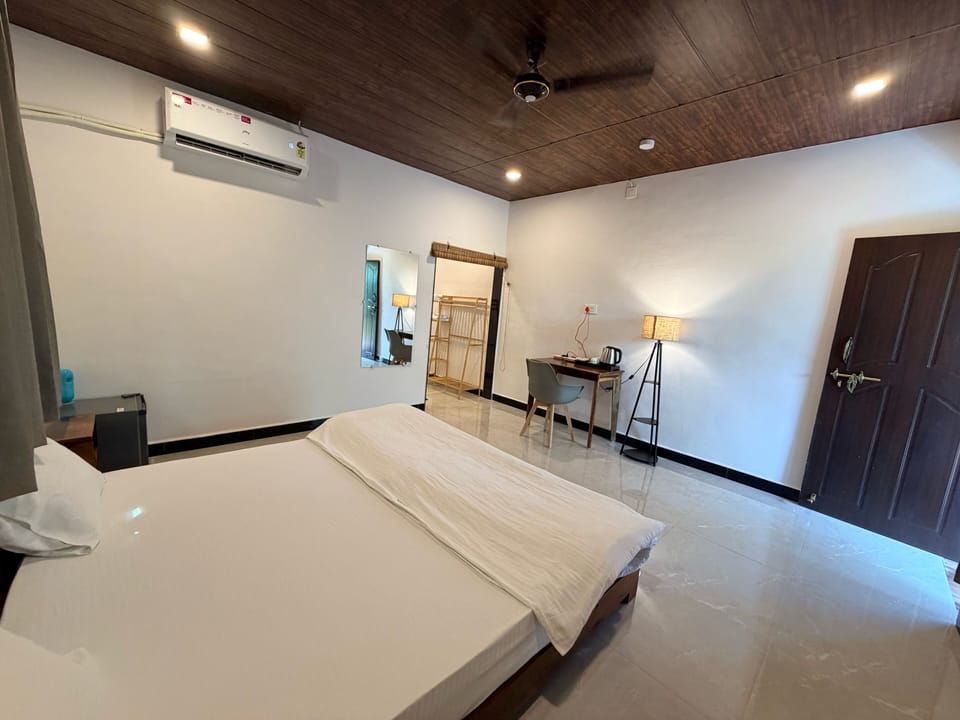 Luxury Room, 1 King Bed, Non Smoking, Resort View | Premium bedding, down comforters, minibar, desk