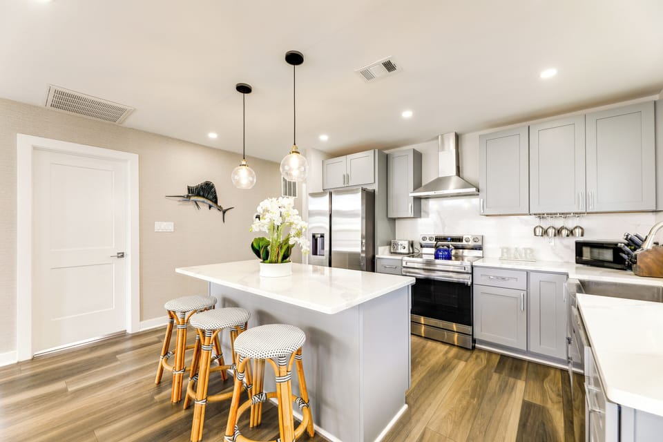 Kitchen | Main Level | Dual Drip/Single-Serve Coffee Maker | Dishwasher