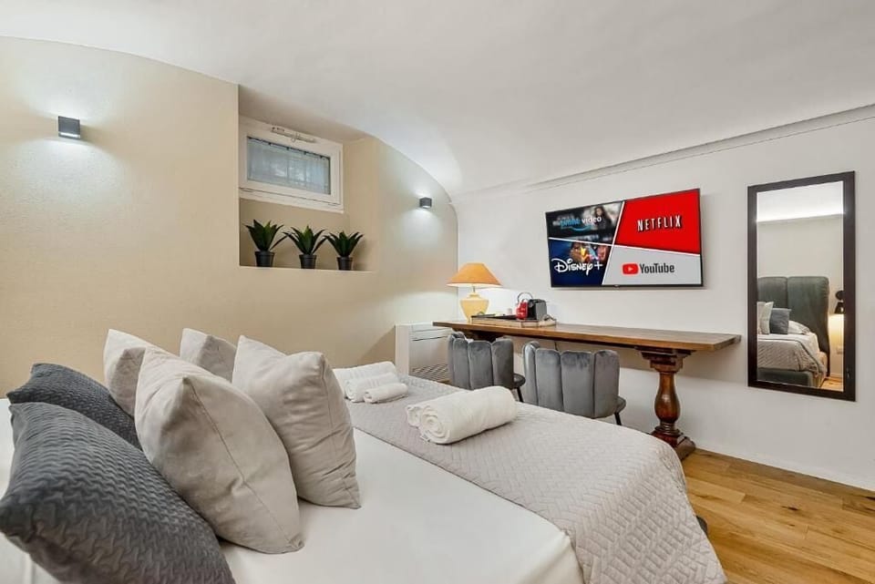 Comfort Double Room | In-room safe, desk, free WiFi