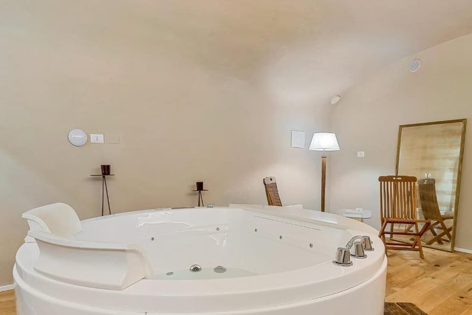 Comfort Double Room | Bathroom | Combined shower/tub, free toiletries, hair dryer, bidet