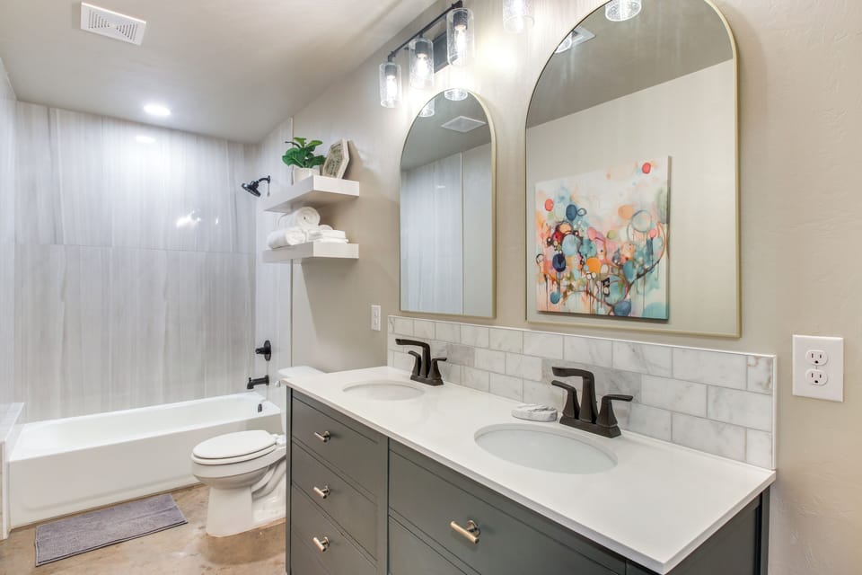 Full Bathroom | 1st Floor | Shower/Tub Combo