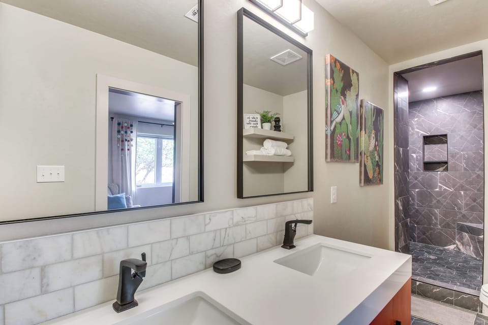 Full Bathroom | 1st Floor | Towels Provided