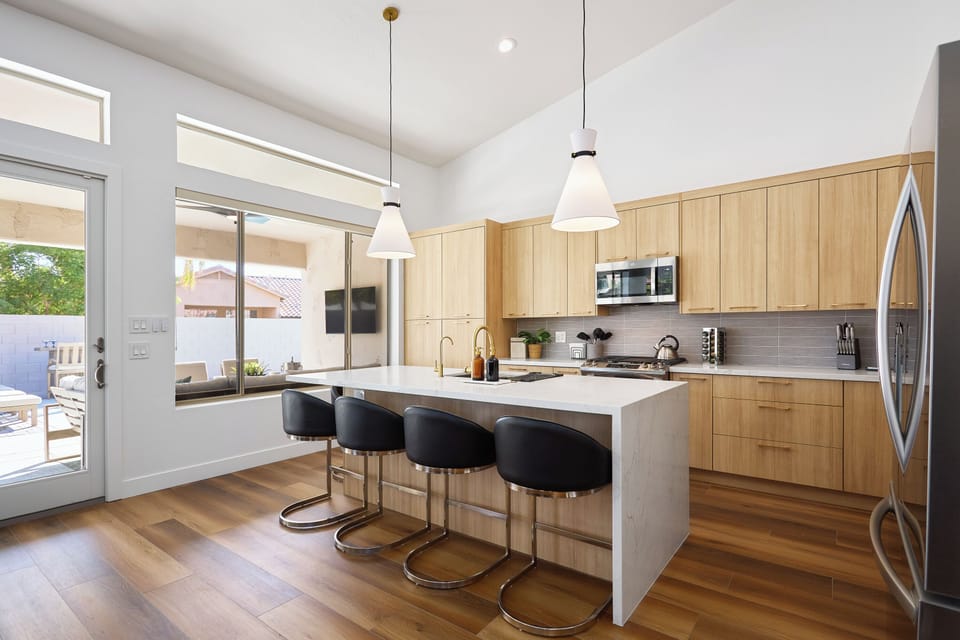 Kitchen: Seats 5