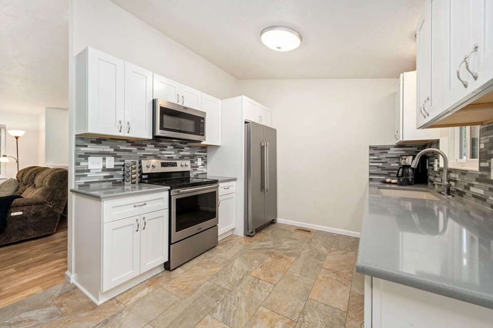 House, Multiple Beds, Balcony, Garden View (1119 S Edinburgh Drive) | Private kitchen | Fridge, microwave, oven, stovetop