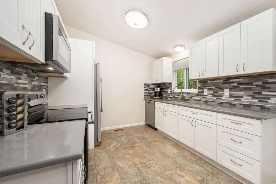 House, Multiple Beds, Balcony, Garden View (1119 S Edinburgh Drive) | Private kitchen | Fridge, microwave, oven, stovetop