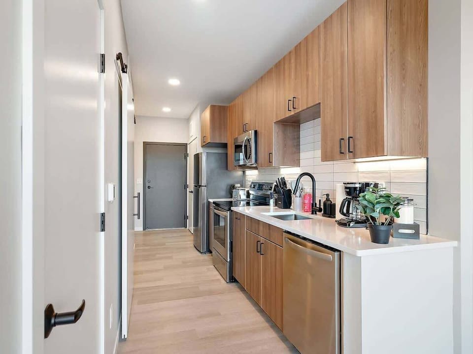 Fully stocked kitchen with all essentials, ideal for preparing meals and enjoying cozy dining.