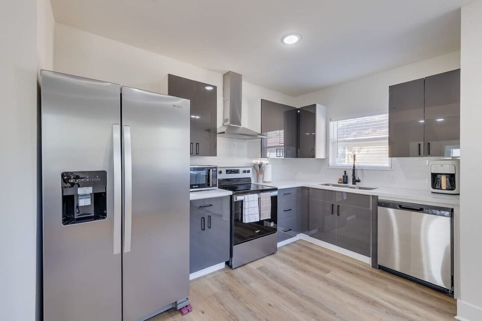 Kitchen: Fully equipped, modern kitchen with ample counter space and appliances for convenient meal prep.
