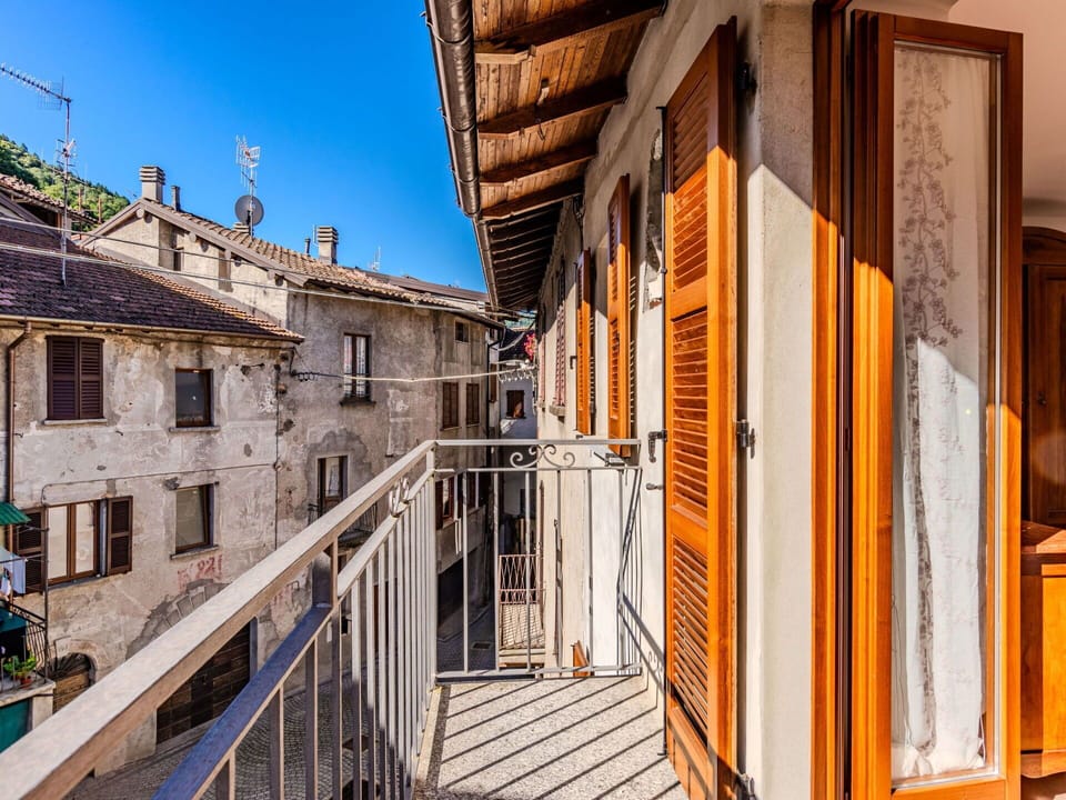 Sky, Window, Building, Wood, Lighting, House, Neighbourhood, Residential Area, Facade, Real Estate