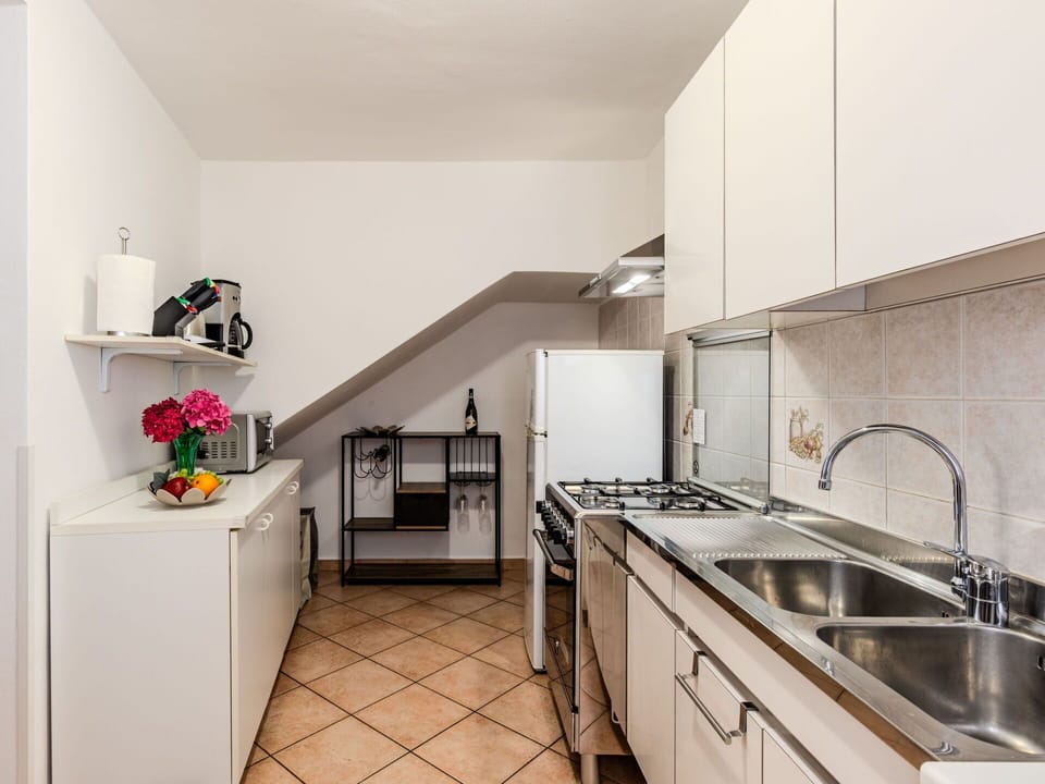 Kitchen Sink, Sink, Cabinetry, Property, Countertop, Tap, Houseplant, Floor, Plant, Flooring