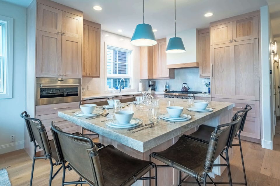 Seating for 6 around the kitchen island