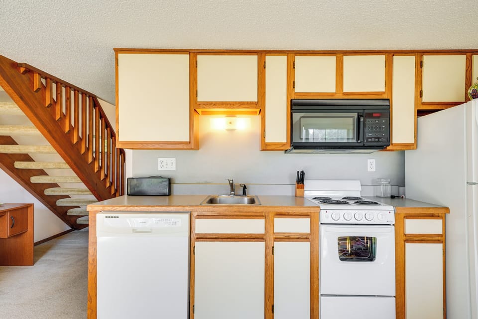 Kitchen | Cooking Basics | Dishwasher | 2-Story Condo