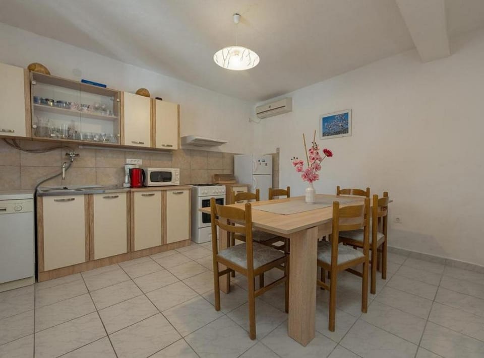 House (Three Bedroom Holiday Home) | Private kitchenette | Fridge