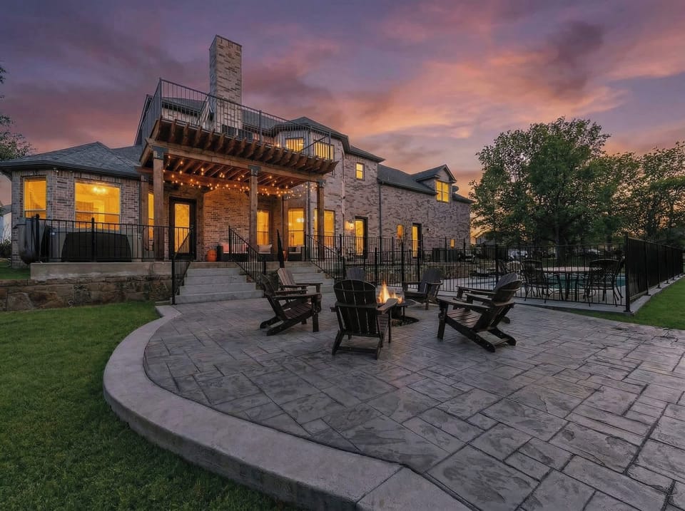 There’s nothing better than firepit nights—warm flames, cool evening air, and stories shared long after the sun goes down.