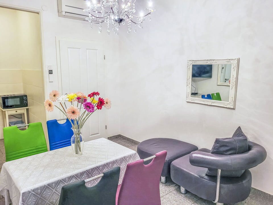 Flower, Table, Furniture, Property, Building, Purple, Lighting, Interior Design, Plant, Architecture