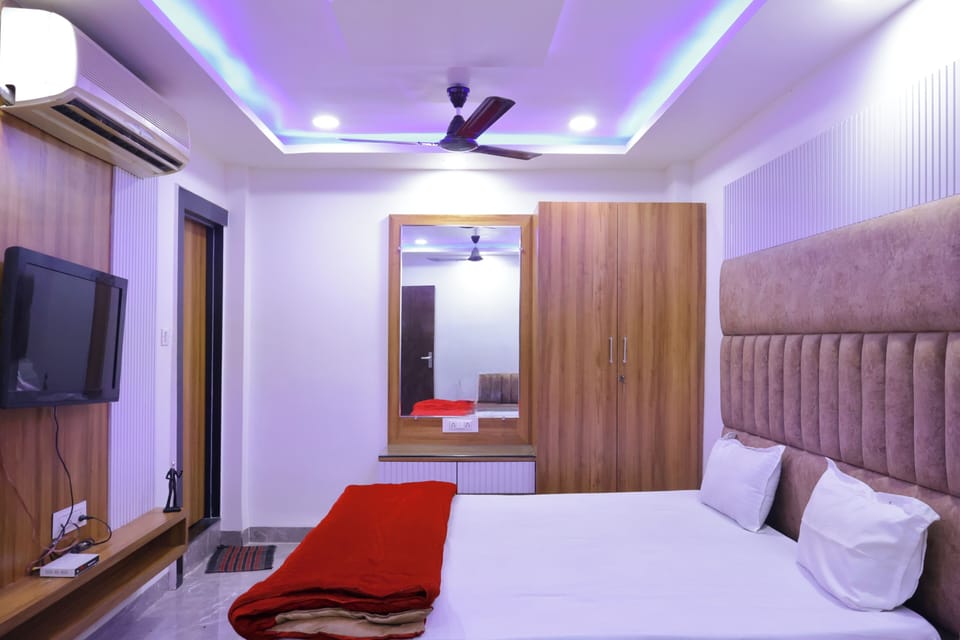 Deluxe Suite | Premium bedding, pillowtop beds, soundproofing, WiFi (free)