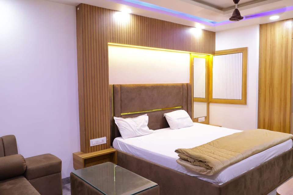 Deluxe Suite | Premium bedding, pillowtop beds, soundproofing, WiFi (free)