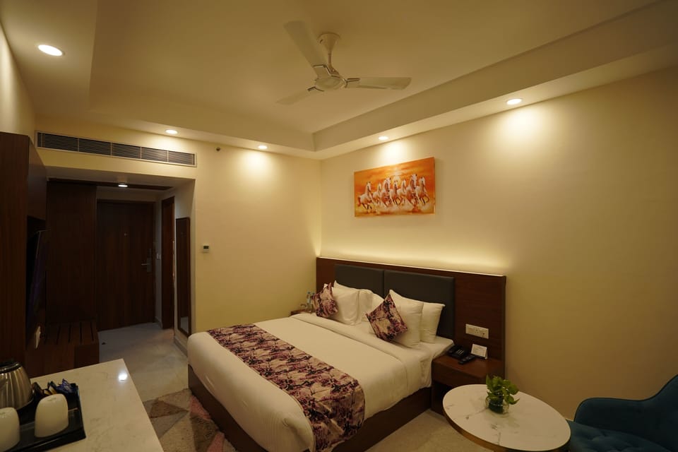 Standard Room | Premium bedding, desk, laptop workspace, blackout drapes