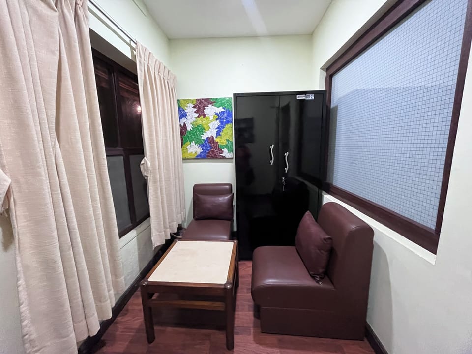 Deluxe Double or Twin Room | Living area