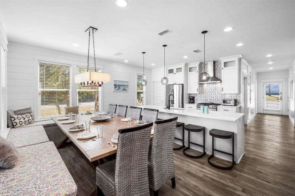 Gather around for memorable dinners and conversation