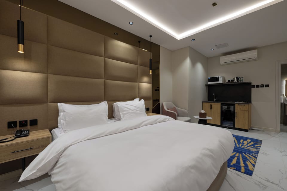 Junior Studio Suite, 1 Queen Bed | Premium bedding, minibar, in-room safe, blackout drapes