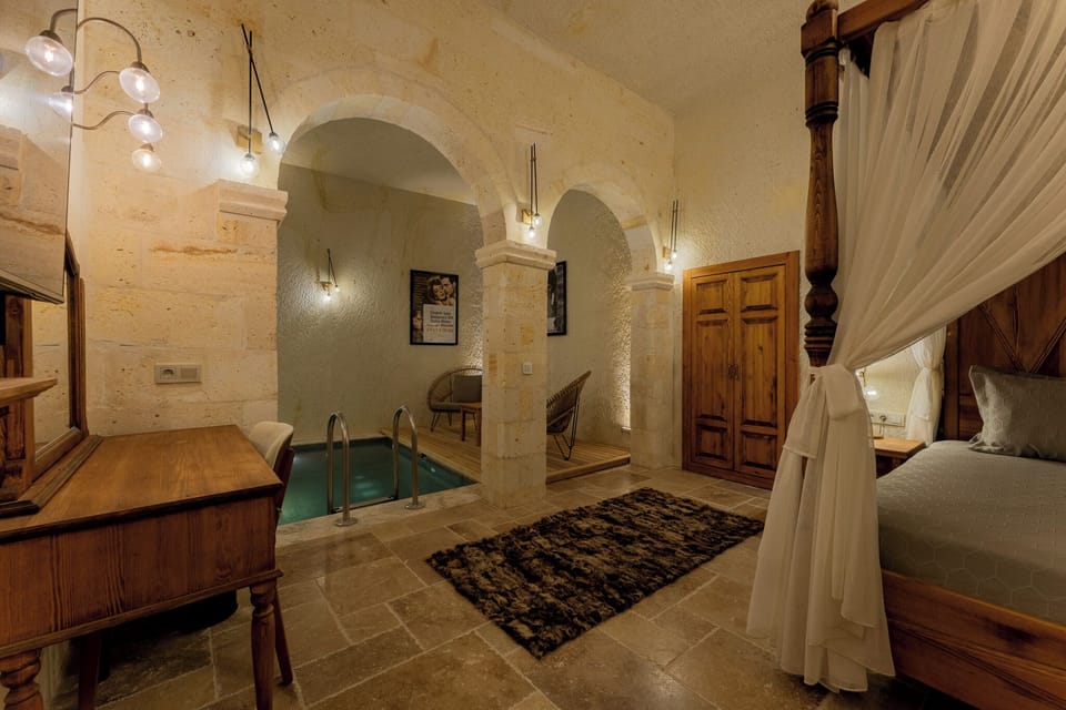 Romance Suite | Minibar, in-room safe, individually decorated, individually furnished