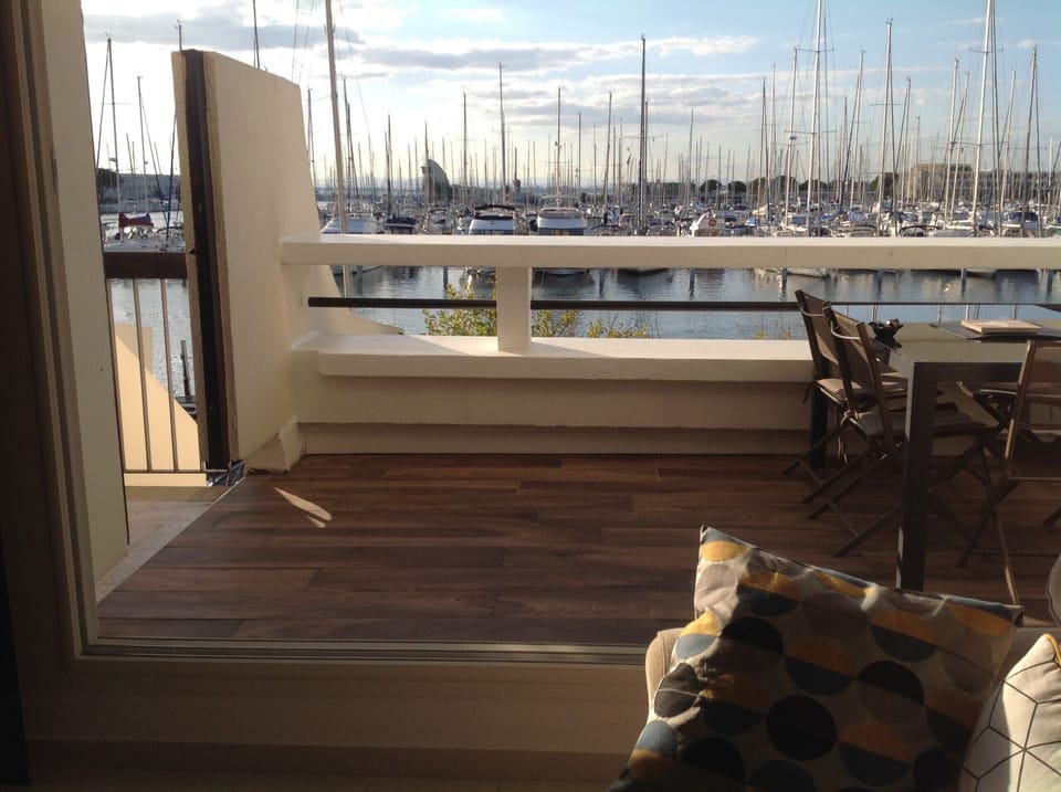 The apartment offers a breathtaking view from the inside, overlooking the terrace overlooking the port of Port Camargue