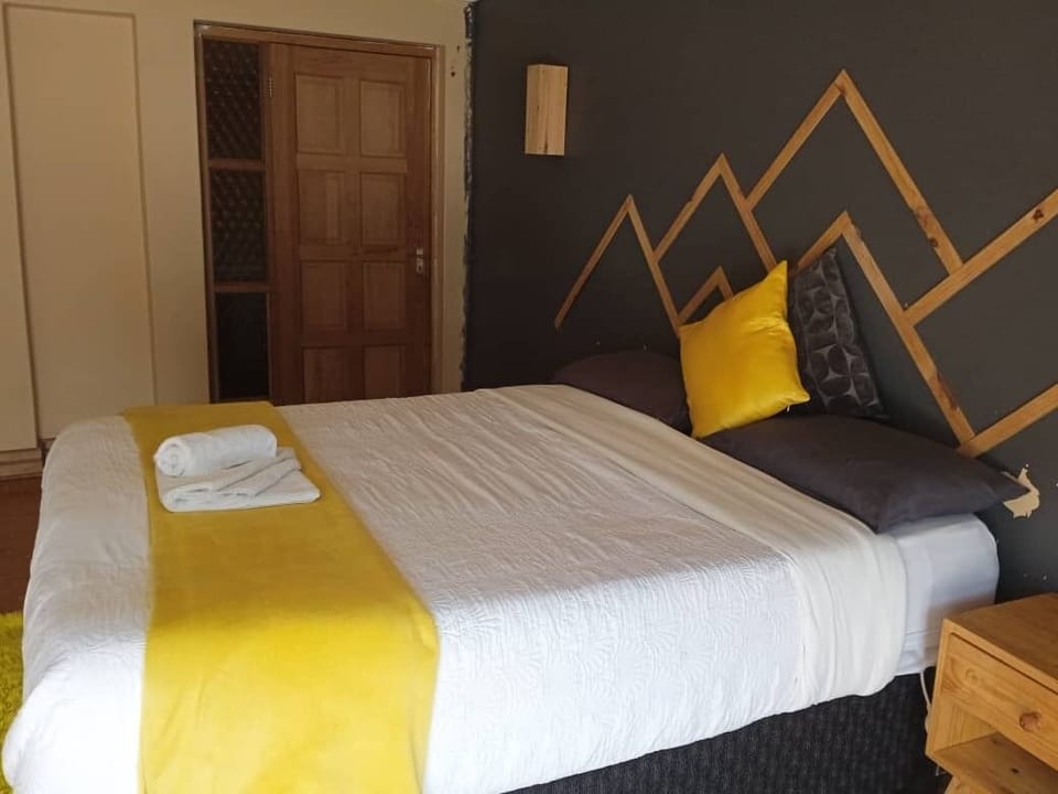 Comfort Double Room, Balcony, Courtyard View | Desk, laptop workspace, iron/ironing board, WiFi (free)