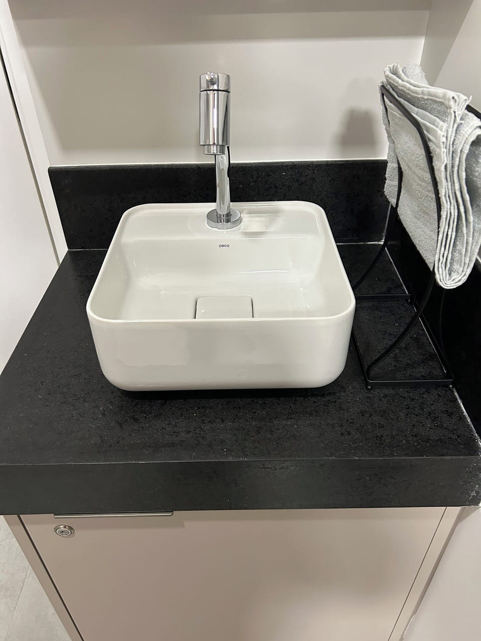 Apartment | Bathroom | Shower, hair dryer, towels, toilet paper