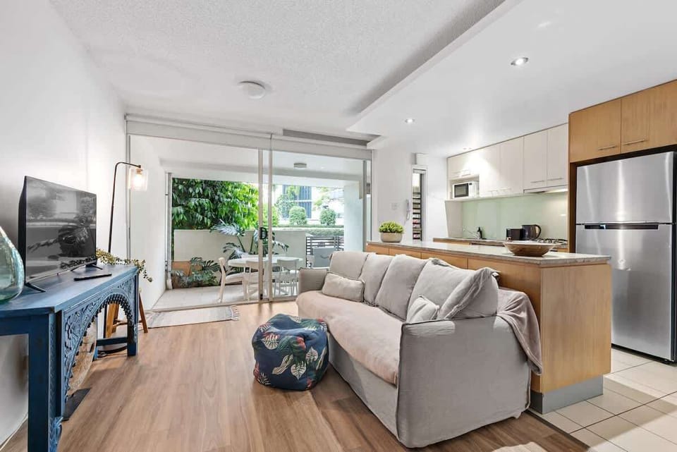 Relax with super fast Wifi (100mpbs), Smart TV, Large Air-Con...