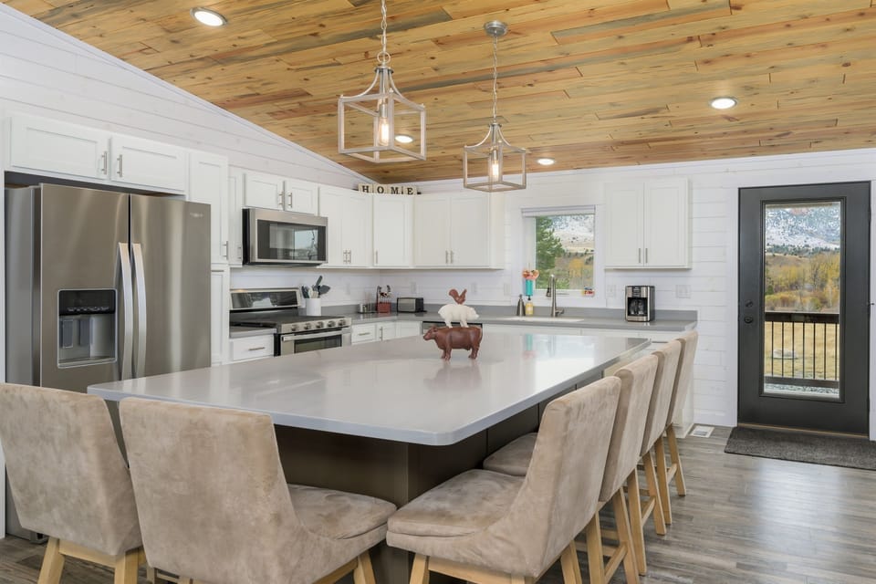Cozy kitchen for the whole group to gather around!