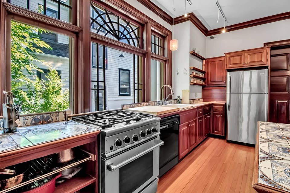 Luxury House, 4 Bedrooms, Patio, City View | Private kitchen | Full-size fridge, microwave, oven, stovetop
