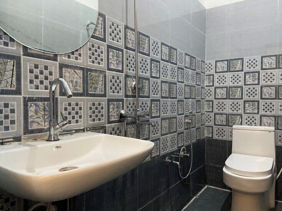 Family Room | Bathroom | Shower, free toiletries, towels, soap