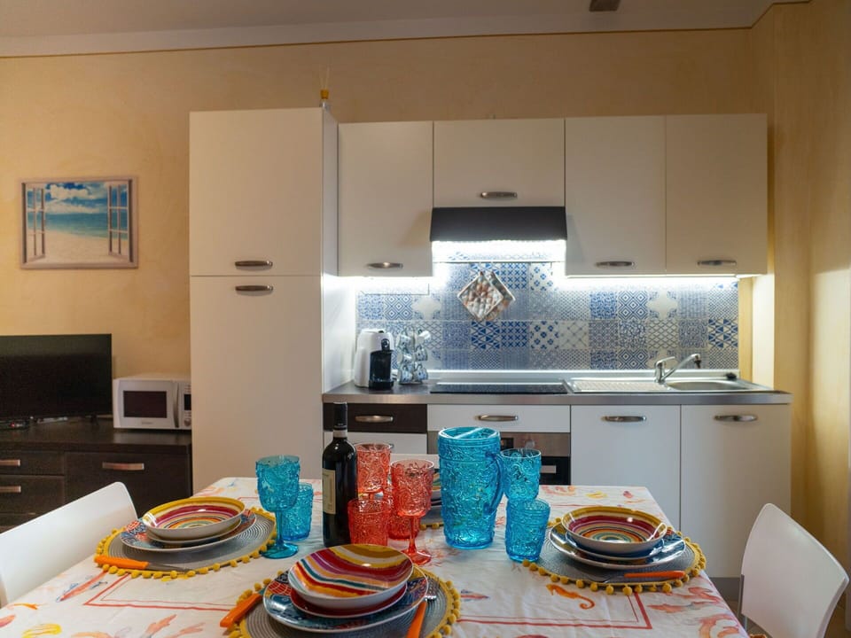 Cabinetry, Tableware, Dishware, Plate, Interior Design, Wood, Refrigerator, Kitchen, Table, Serveware