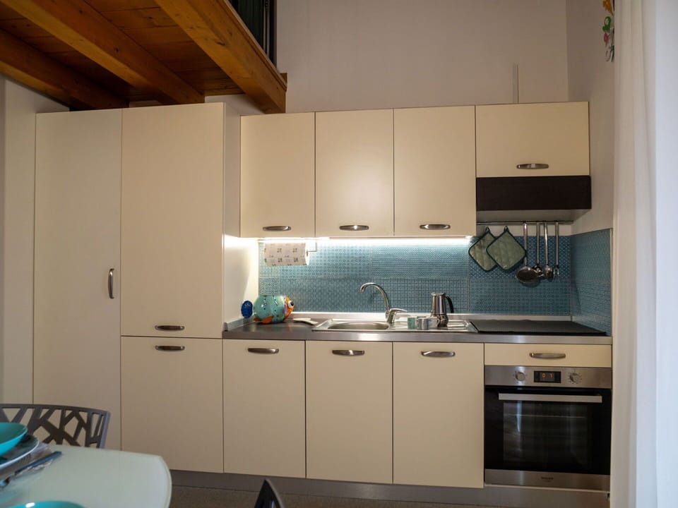 Tap, Kitchen Sink, Cabinetry, Countertop, Sink, Property, Building, Plumbing Fixture, Interior Design, Kitchen