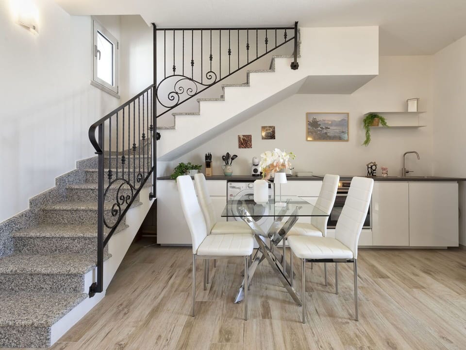 Table, Furniture, Building, Stairs, Wood, Shelf, Interior Design, Flooring, Laminate Flooring