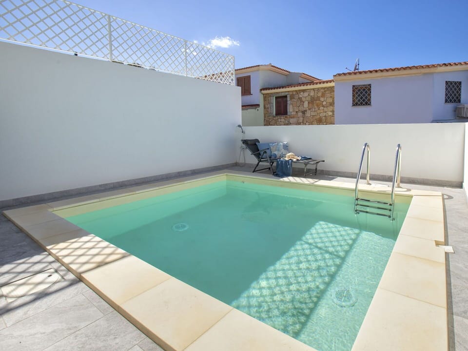 Water, Building, Property, Sky, Window, Swimming Pool, Azure, Rectangle, Shade, Condominium