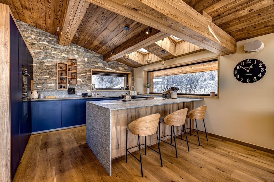 Kitchen with breakfast bar and stone worktops