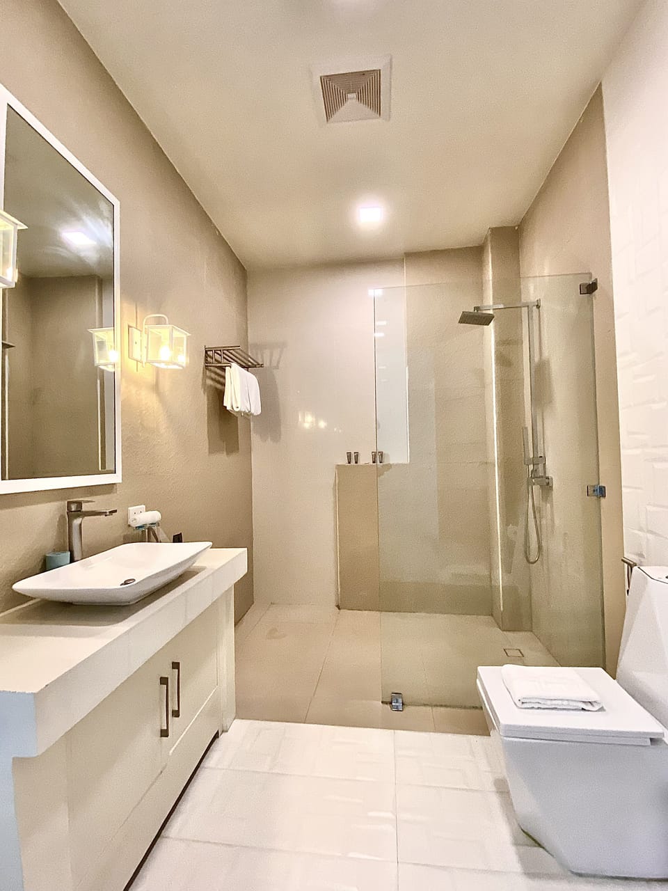 Standard Room | Bathroom | Shower, slippers, bidet, towels