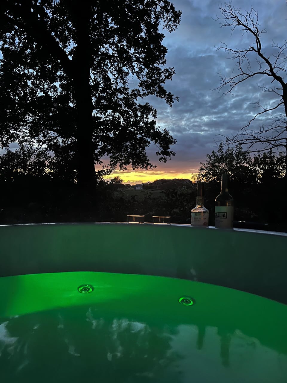 Outdoor spa tub