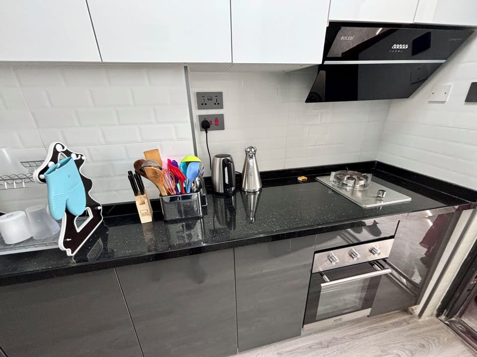 Deluxe Studio, 1 Queen Bed, City View | Private kitchen