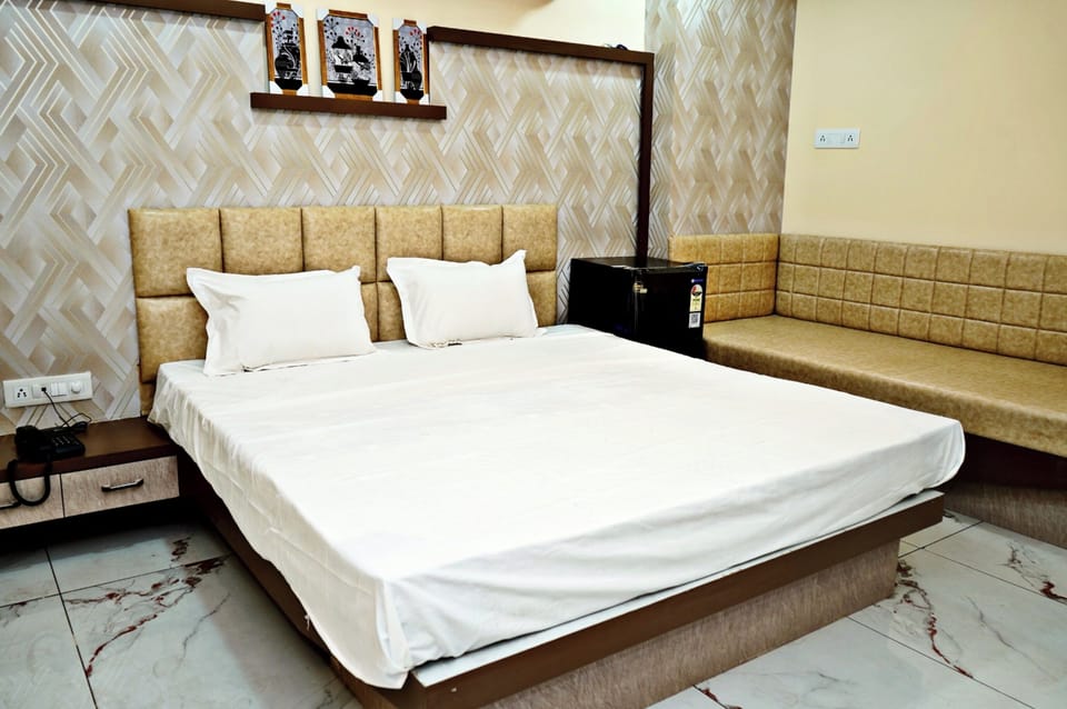 Desk, laptop workspace, iron/ironing board, free WiFi