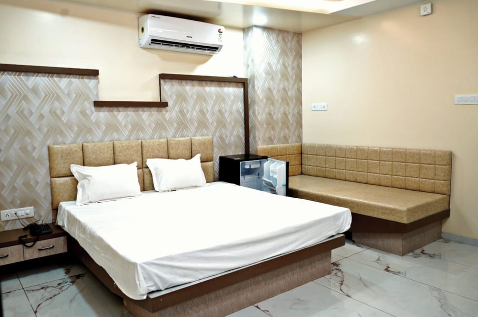 Desk, laptop workspace, iron/ironing board, free WiFi