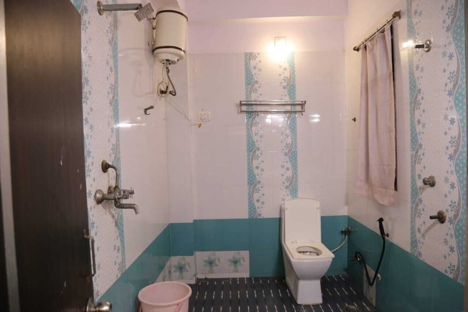 Basic Double Room, City View | Bathroom | Shower, free toiletries, towels, soap