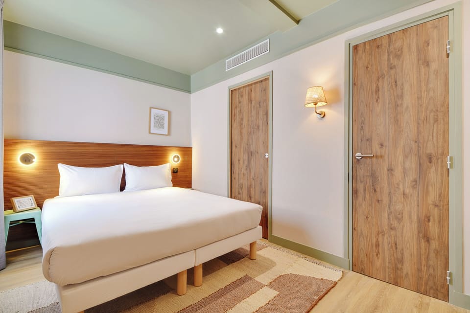 Premium bedding, in-room safe, blackout drapes, soundproofing