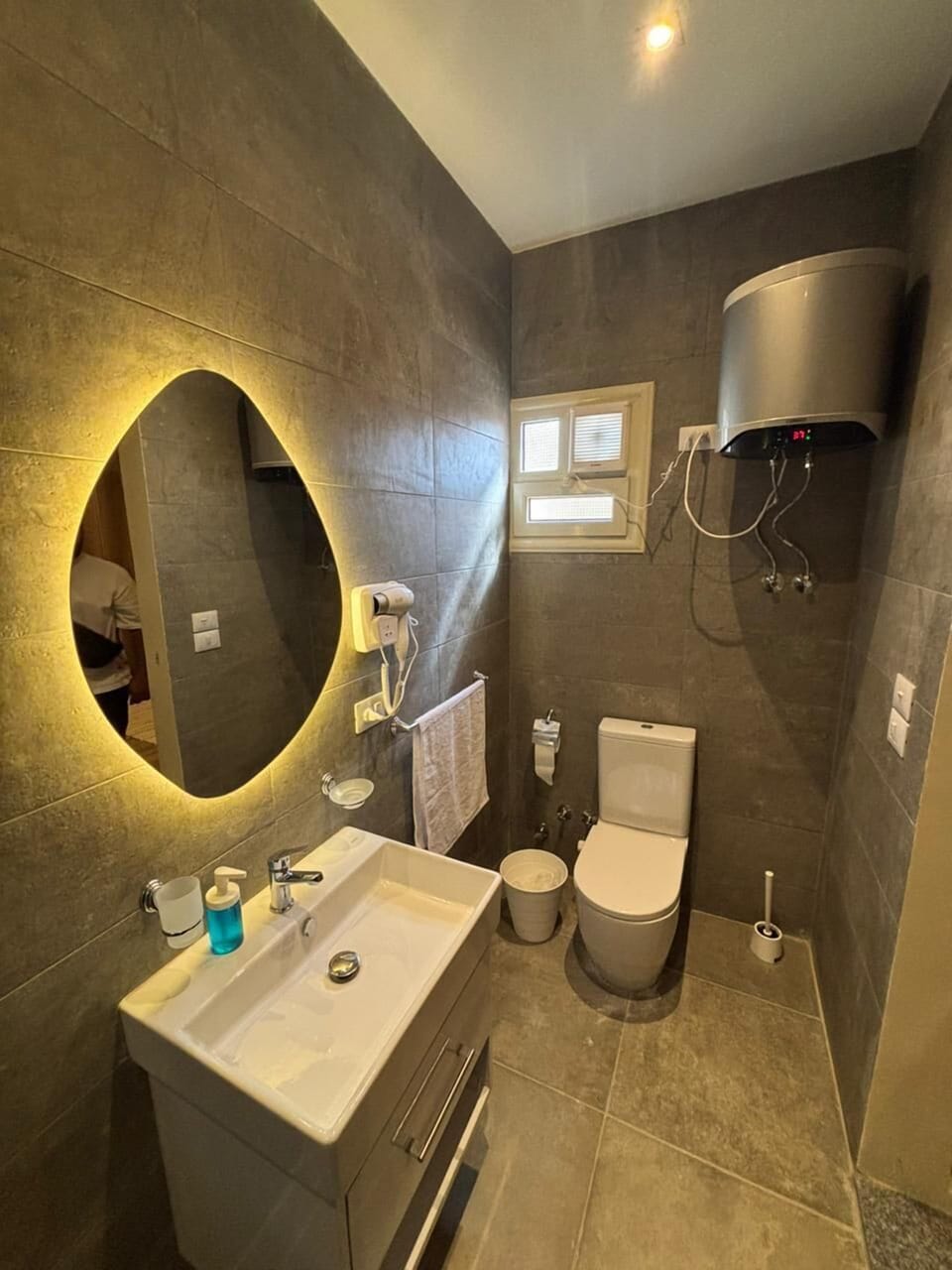 Separate tub and shower, free toiletries, hair dryer, bidet