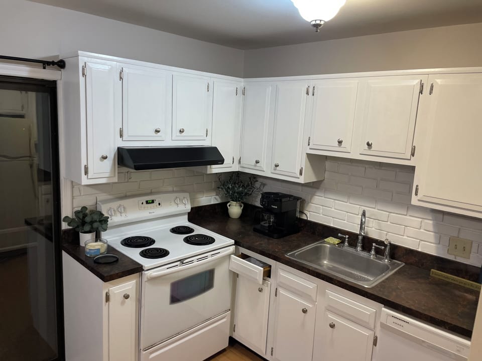 Family Townhome, 2 Bedrooms, Kitchen, Garden View | Private kitchen | Full-size fridge, microwave, oven, stovetop