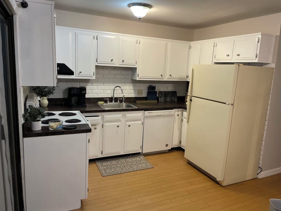 Family Townhome, 2 Bedrooms, Kitchen, Garden View | Private kitchen | Full-size fridge, microwave, oven, stovetop