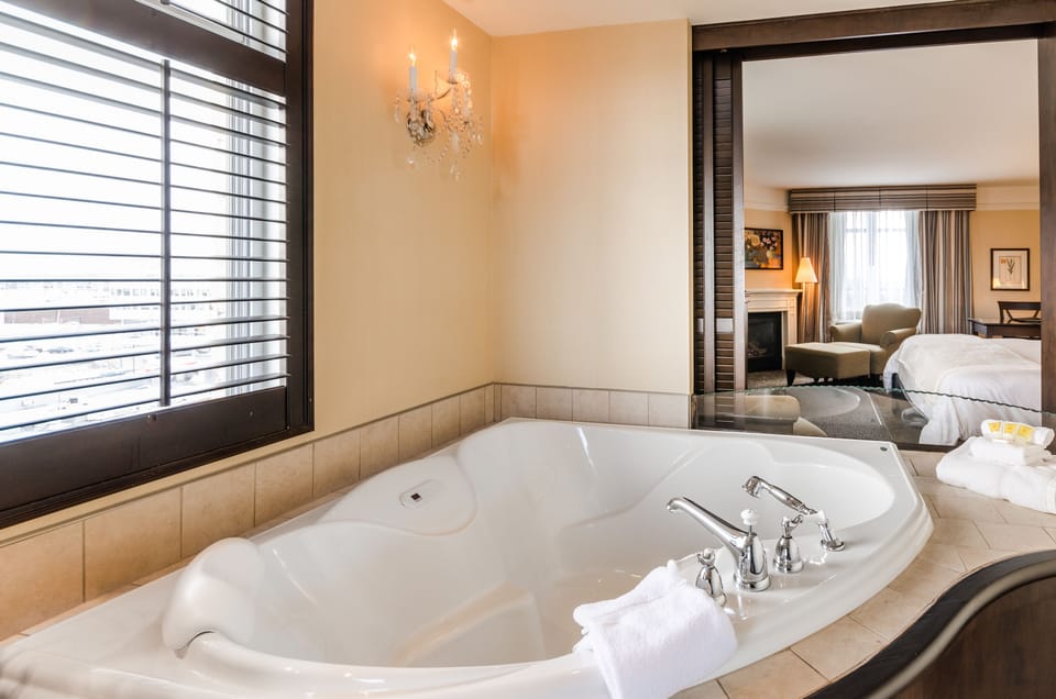 Deluxe Room, 1 King Bed | Jetted tub