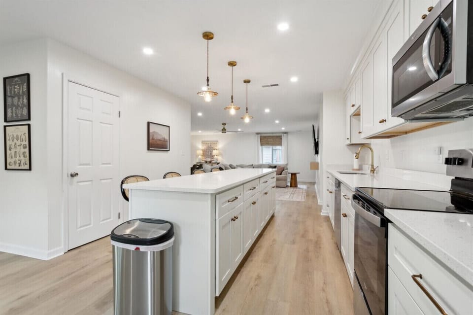 This kitchen is outfitted with everything you need to meal prep, store, and cook!